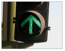 La luz verde en un semáforo que contenga una flecha iluminada